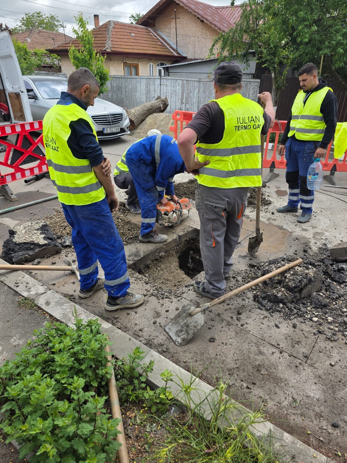Echipă lucrări extindere rețea gaze